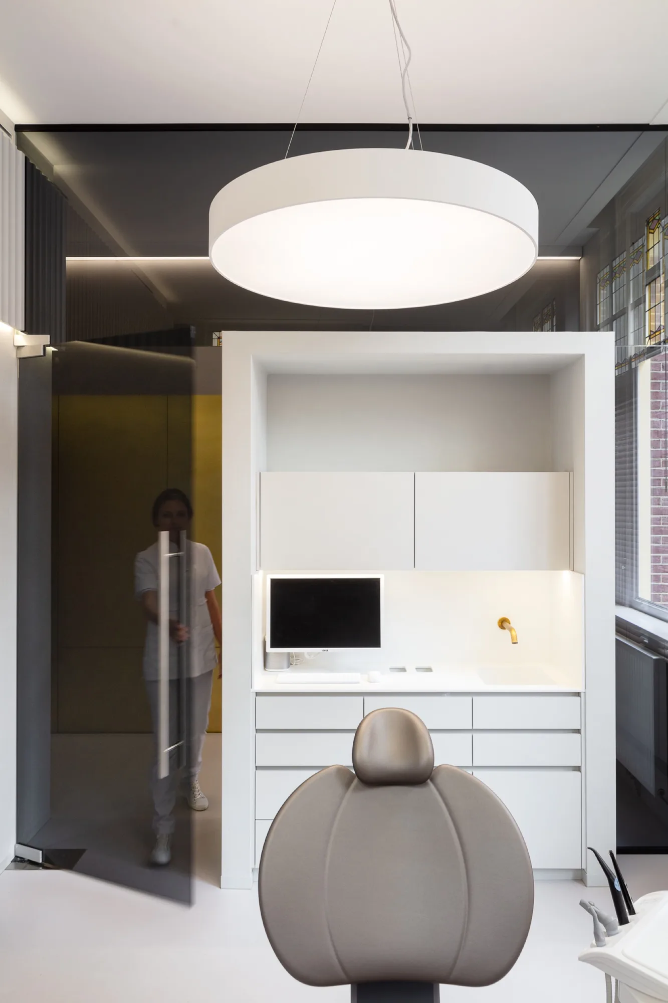 Orthodontic assistant in the treatment room at Orthodontie Museumplein